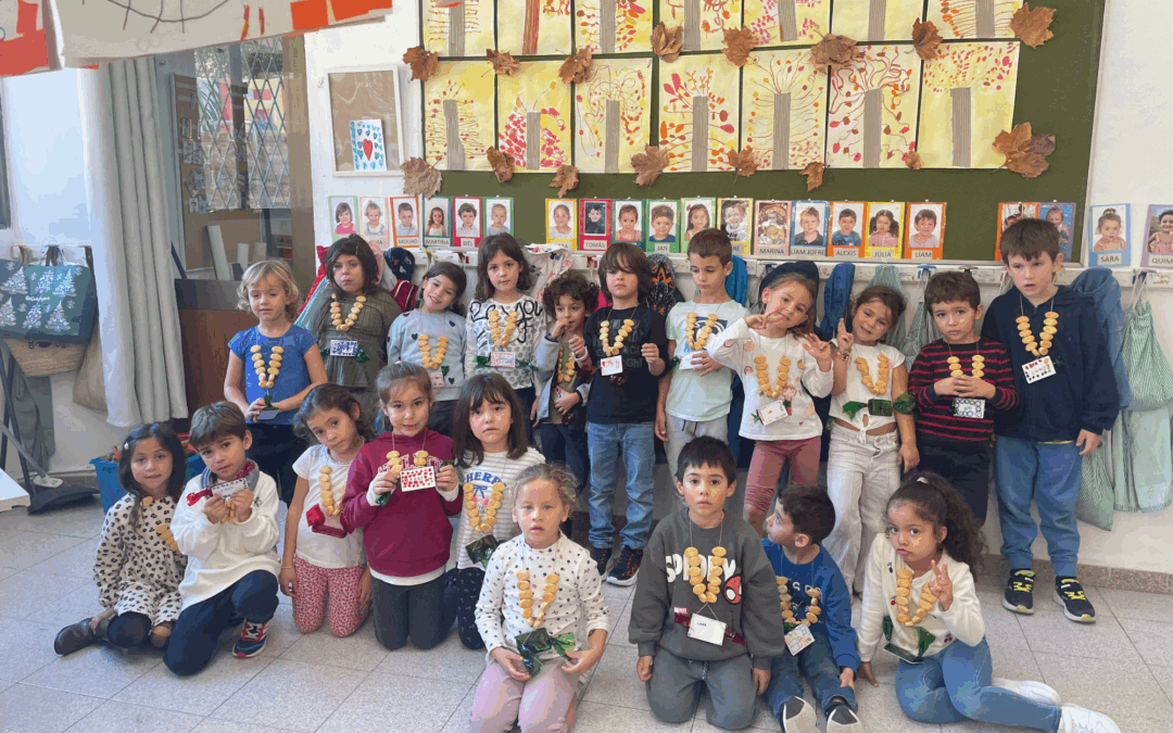 Els més petits de l’escola fan rosaris amb molta il·lusió