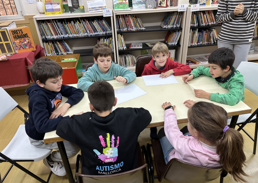 L’alumnat de 2n de primària visita la Biblioteca Municipal de Sóller i descobreix el kamishibai
